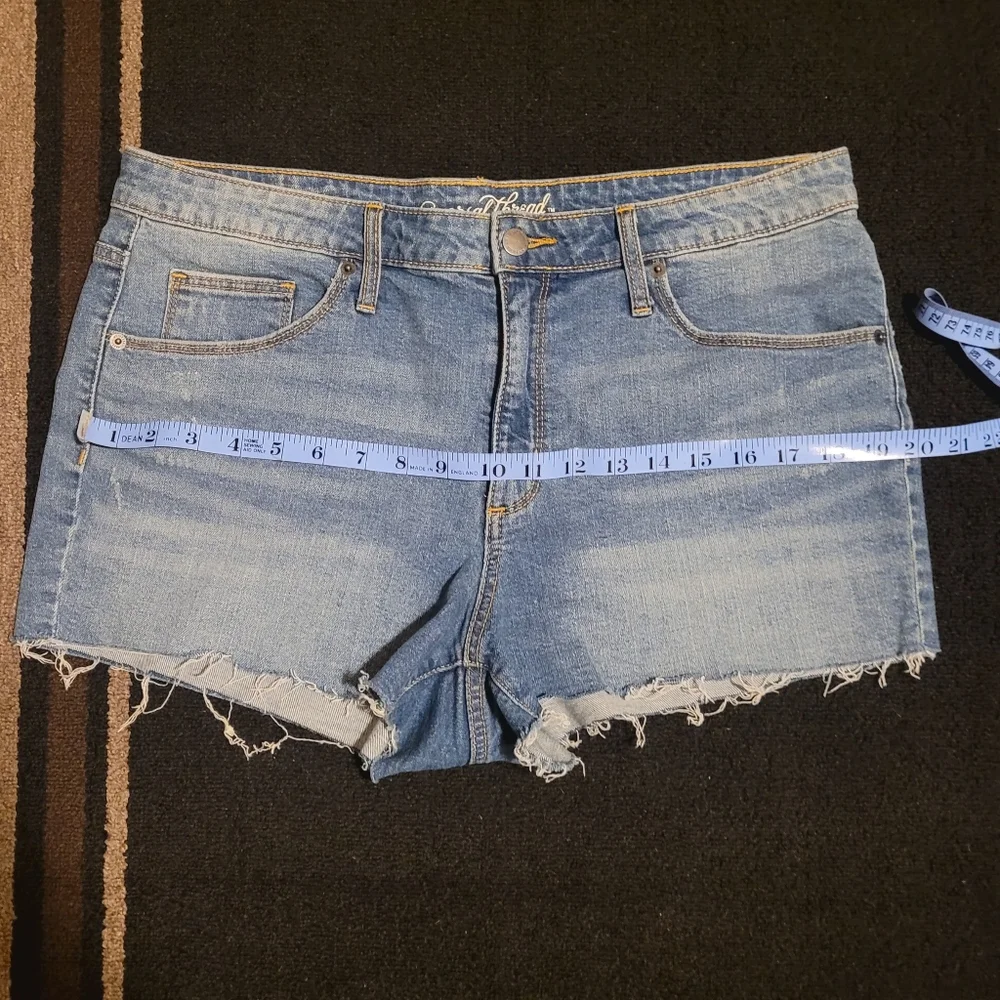 Medium wash high rise shorties - Picture 8 of 10